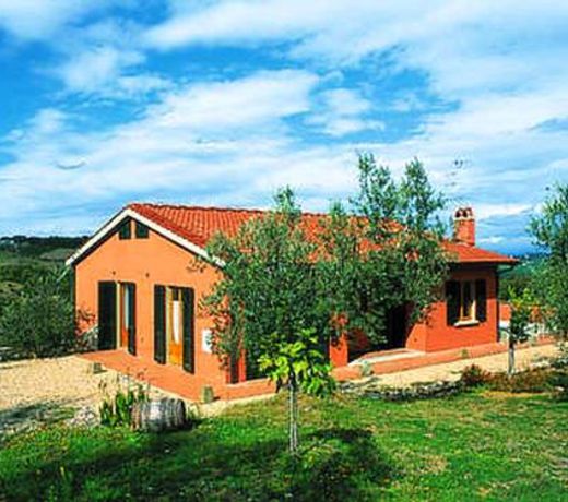 Semi detached house in traditional agriturismo with clear view of the Chianti