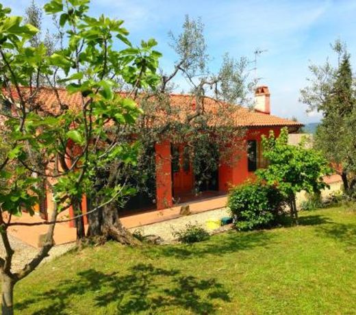 Semi detached house in traditional agriturismo with clear view of the Chianti