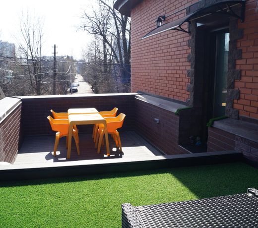 Four-room spacious apartment in an elite area