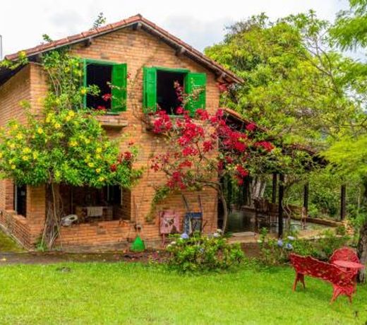 Charmoso RefÃºgio nas Montanhas com 8 Cachoeiras Privativas