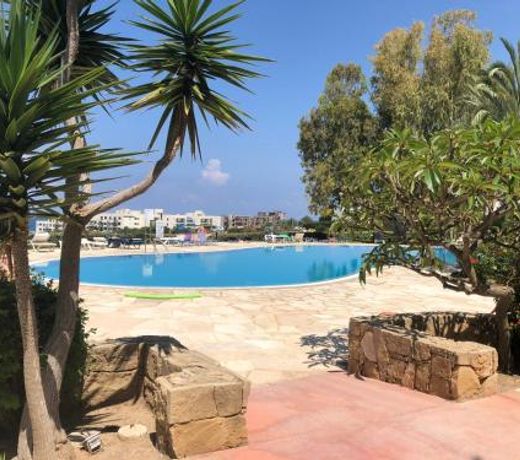 Modern, pool-side 2 bedroomed apartment
