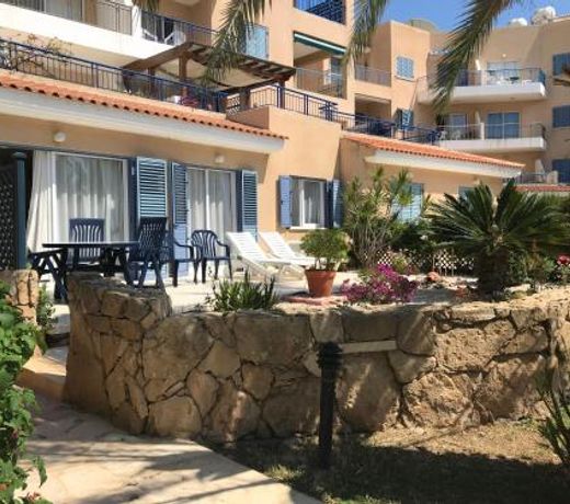 Modern, pool-side 2 bedroomed apartment