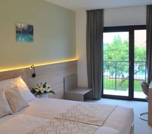 16 Lakes Hotel