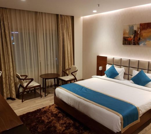 M crown Hotel
