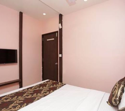 OYO 13214 Hotel Metro 7x11