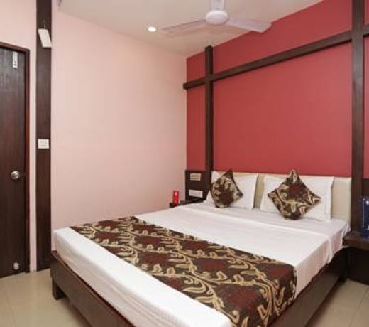 OYO 13214 Hotel Metro 7x11