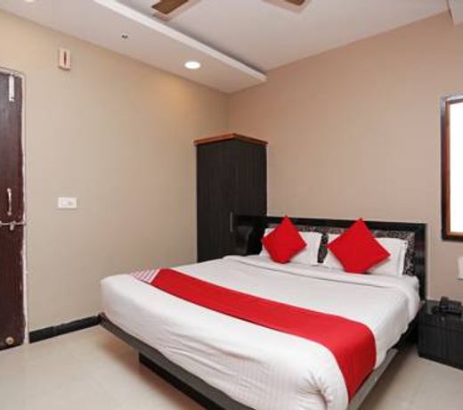 OYO 13392 Hotel Neeraj