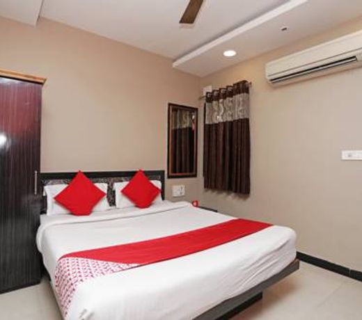OYO 13392 Hotel Neeraj