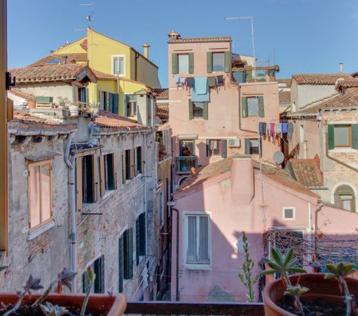 Live like a local at this Venetian apartment - perfect romantic getaway!