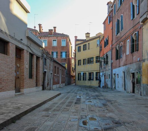 Live like a local at this Venetian apartment - perfect romantic getaway!