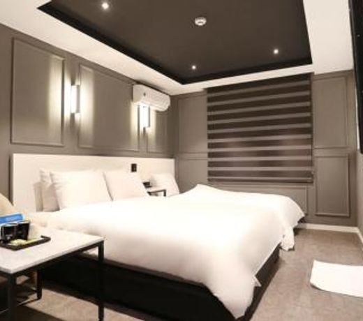 Louis Hotel