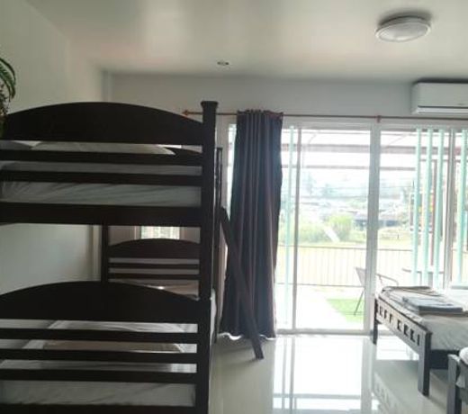 Mea-Porn Hostel