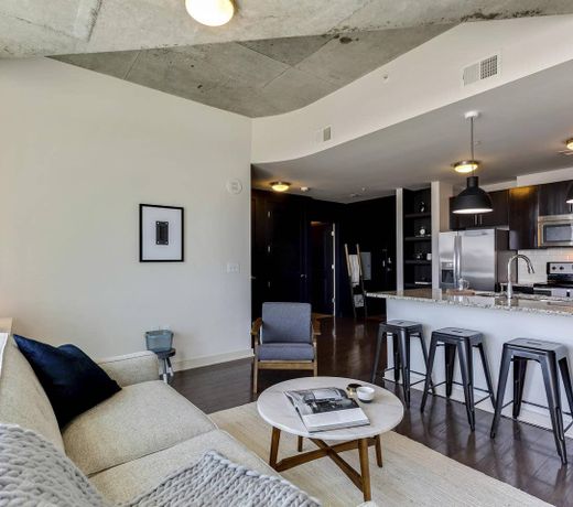 Charming 2BR w/ Pool + Gym in Uptown Charlotte