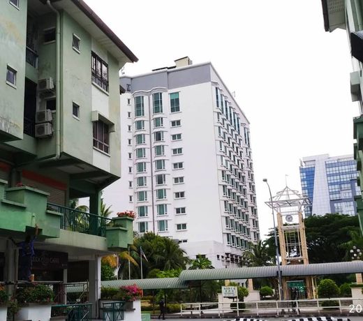 Shared Apartment at API-API  Center ( King bed R1)