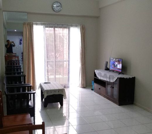 Shared Apartment at API-API  Center ( King bed R1)