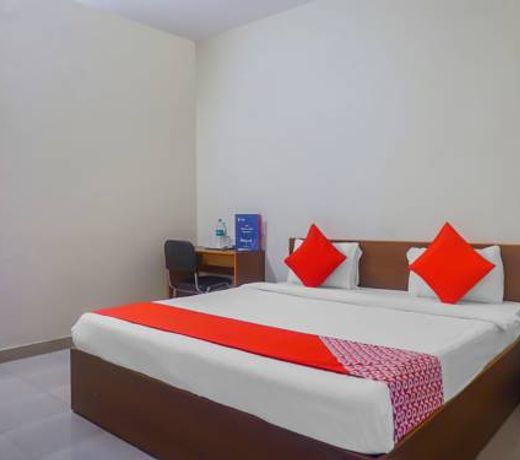 OYO 11551 Hotel Pioneer 2