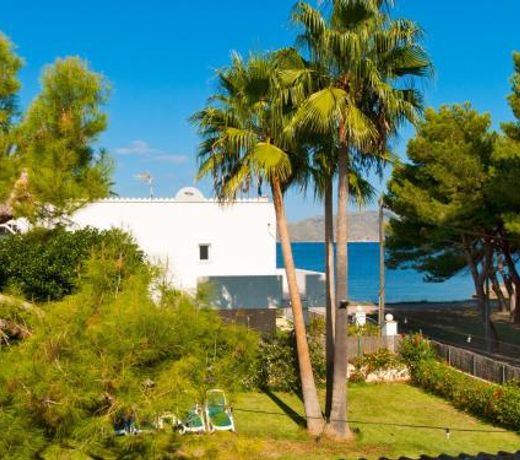 Villa Tita de Manresa, con jardines y vista mar