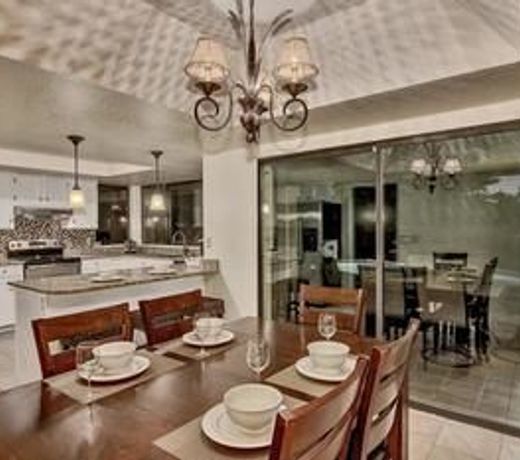 SLS Kathleen Amazing Location with FREE Heated Pool, Spa, Pool Table &