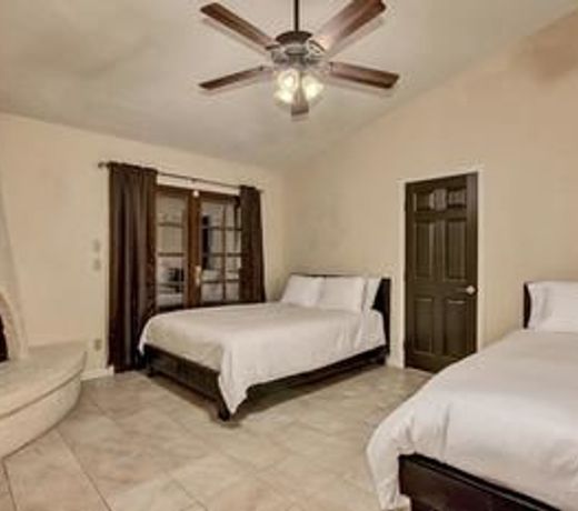 SLS Kathleen Amazing Location with FREE Heated Pool, Spa, Pool Table &