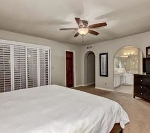 SLS Kathleen Amazing Location with FREE Heated Pool, Spa, Pool Table &