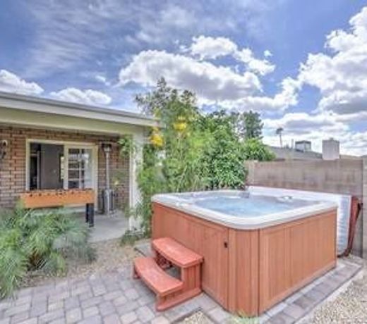 SLS Paradise - Resort Yard with FREE Heated Pool, Spa, Boccie & More.
