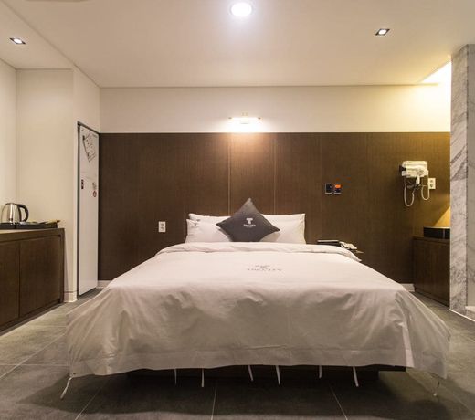 The City Hotel