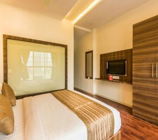 Capital O 12063 Hotel Pearls BKC Inn