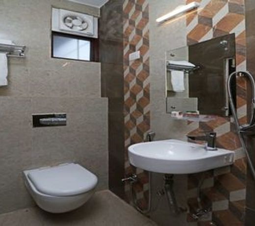 OYO 10810 Sangvi Palace