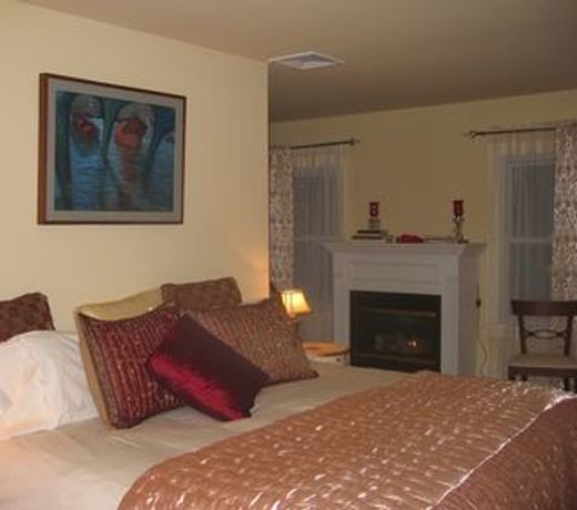 Le Petit Chateau Inn