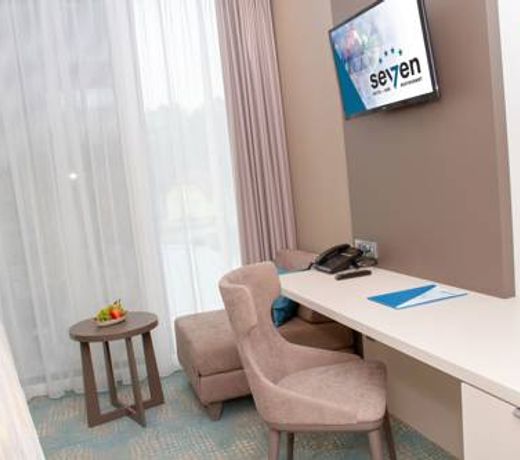 Hotel Seven