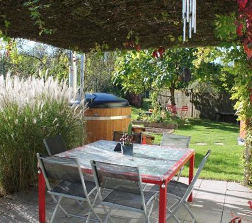 Quaint Holiday Home in Saint Quirin with hot tub nice view