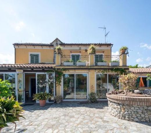 Modern Holiday Home in Guardavalle near Lake