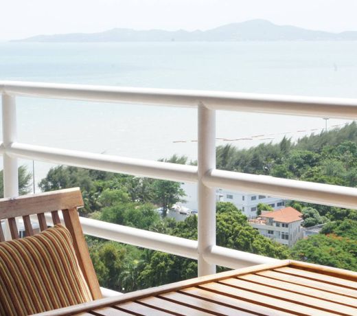 A studio unit with nice sea view!