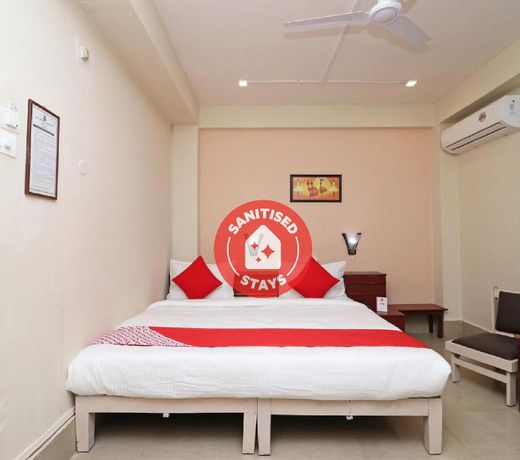 Capital O 7933 Hotel Trimurty International
