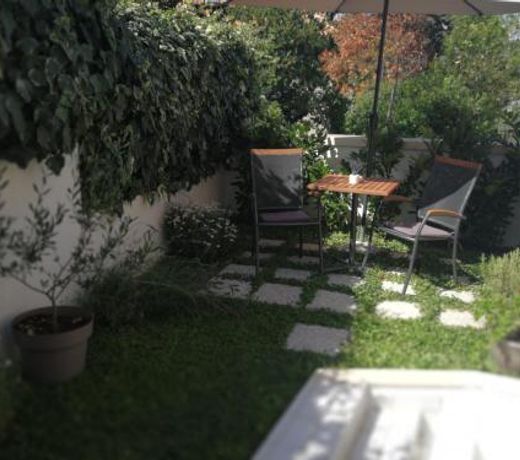 Room with garden
