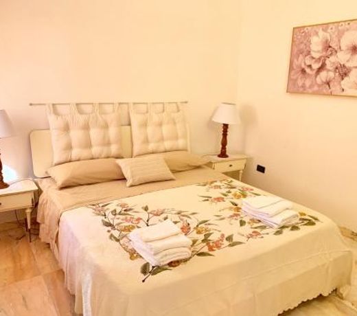 Le Rose Suite Apartments