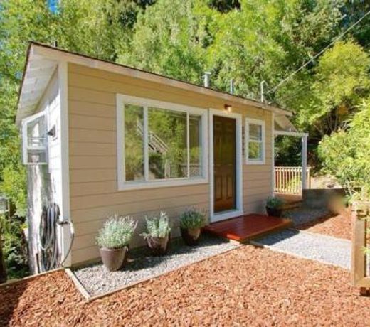 Downtown Cottage in the Woods