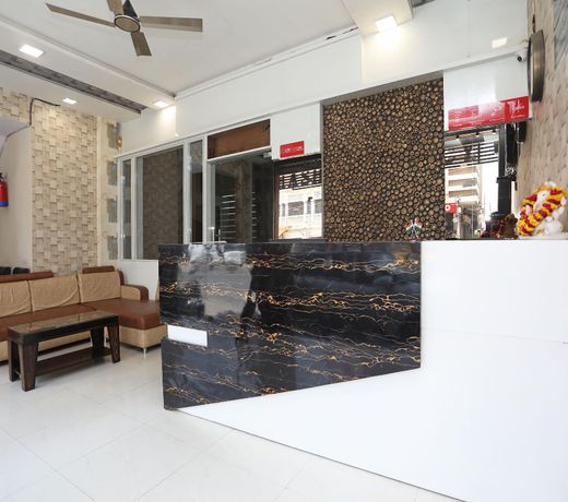 OYO 14949 Shashi Hotel