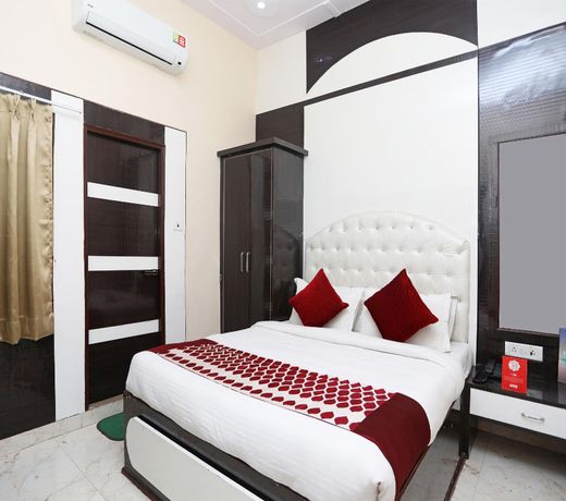 OYO 14949 Shashi Hotel