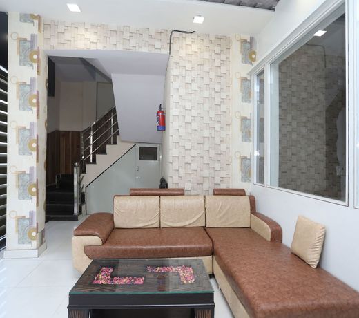 OYO 14949 Shashi Hotel