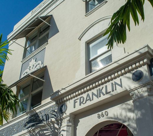 NEW LISTING! Sleek, modern studio in the heart of Miami Beach -walk to the shore