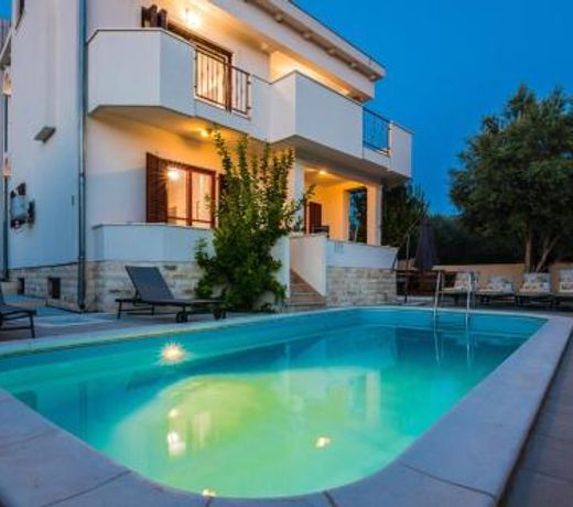 Family friendly house with a swimming pool Sveti Filip i Jakov, Biograd - 15775
