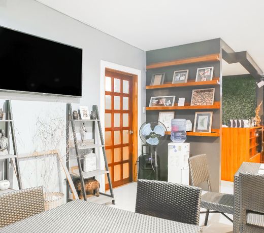 OYO 484 Gonzala Suites