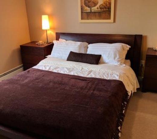 Quiet Condo close to WEM w/ A/C & U/G Parking