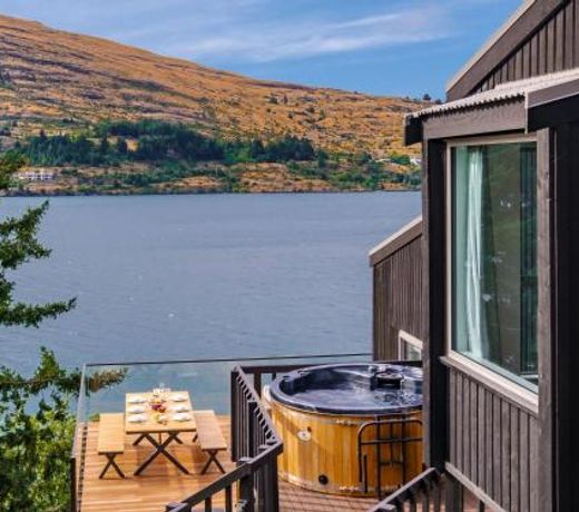 Queenstown Lakefront Dream