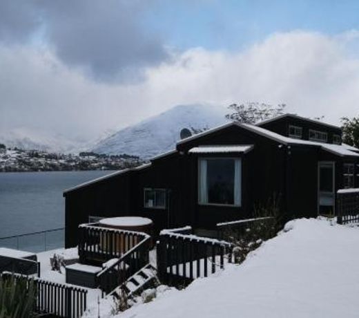 Queenstown Lakefront Dream
