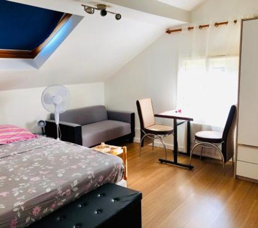 Cosy studios on the boards of Seine, PARIS