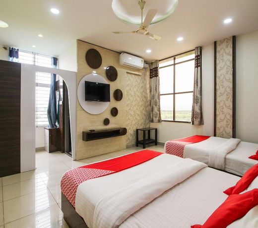 OYO 15136 Nisarga Lodge
