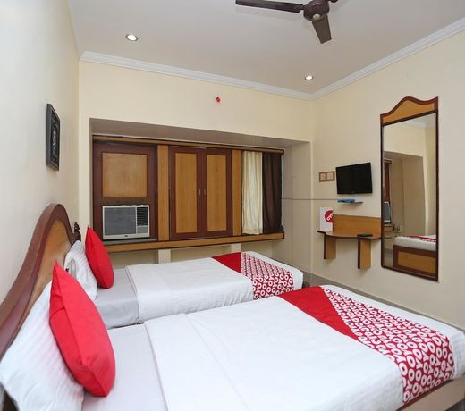 OYO 15468 Hotel Sharda