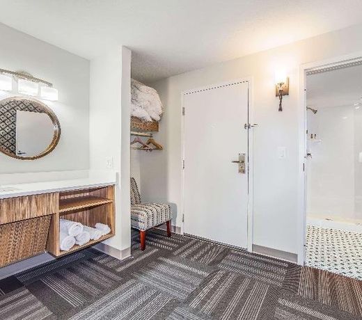 Holiday Shores, Ascend Hotel Collection